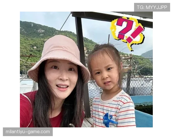 惠若琪出门拎个迷你包，里面的东西比我三个月工资还夸张